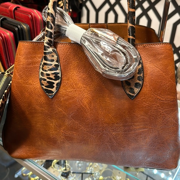 Leopard shoulder Handbag by Virago collection - Picture 1 of 15